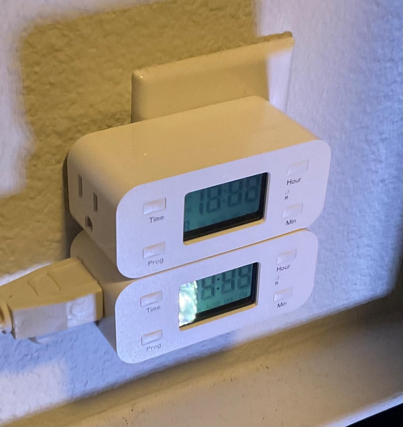 DEWENWILS Indoor 24 Hour Programmable Digital Timer Outlet, 1 Outlet,1 Pack | 3 On/Off Programs,125V/15A, 1/2 HP, 3 Prong Light Timer for Lamp,Aquarium, Christmas Decorations, Reptile Tanks,White customer photo 2