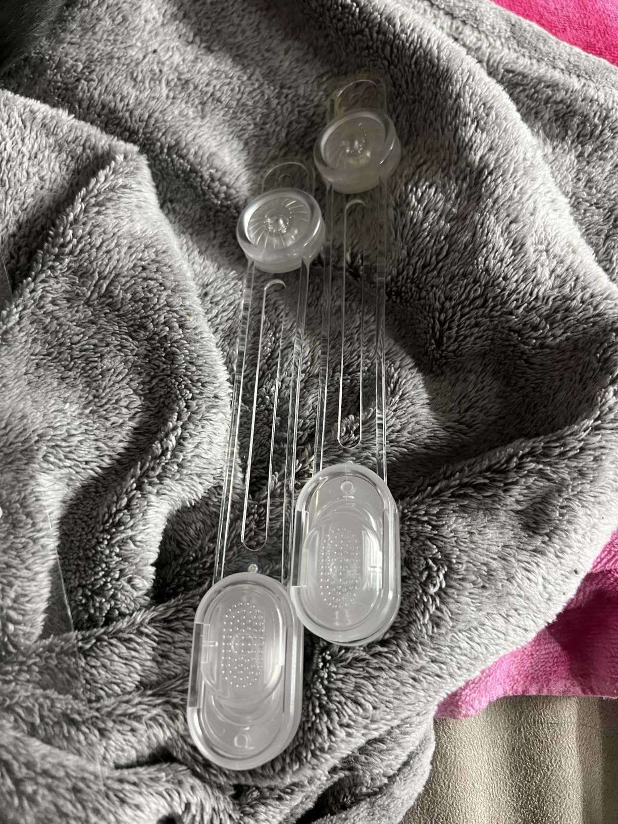 2pcs Reptile Terrarium Lock for Sliding Door, Adhesive Bearded Dragon Tank Safety Lock No Drill Multi-Purpose Reptile Enclosure Cage Reinforcement for Corners Cabinet Draws (Clear) customer photo 1