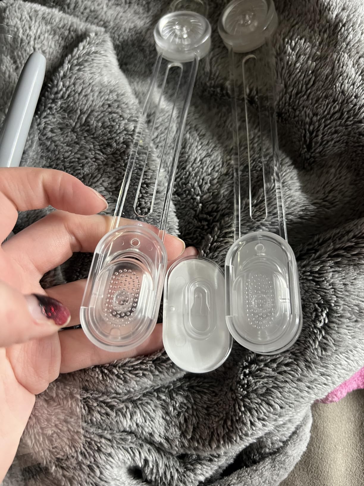 2pcs Reptile Terrarium Lock for Sliding Door, Adhesive Bearded Dragon Tank Safety Lock No Drill Multi-Purpose Reptile Enclosure Cage Reinforcement for Corners Cabinet Draws (Clear) customer photo 2