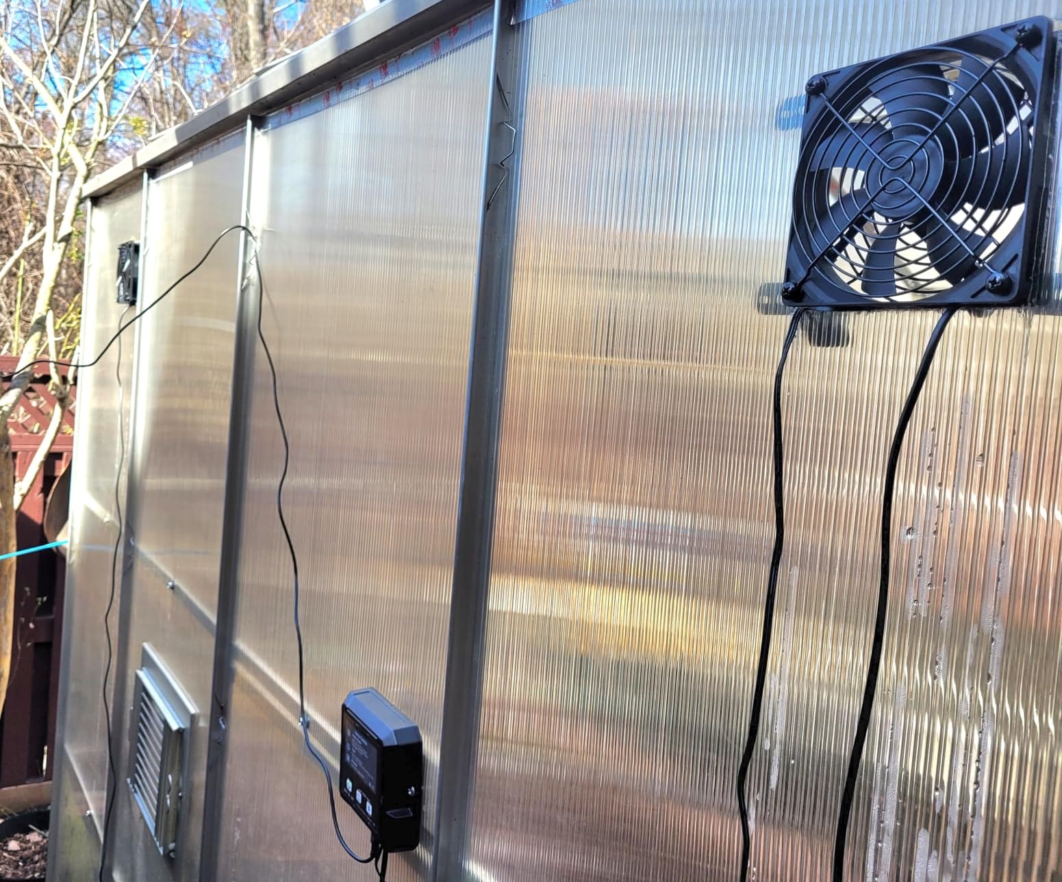 Solar-Powered Chicken Coop Exhaust Fan with Battery & Smart Sensing - 25W Solar Panel, 2 * 4.7