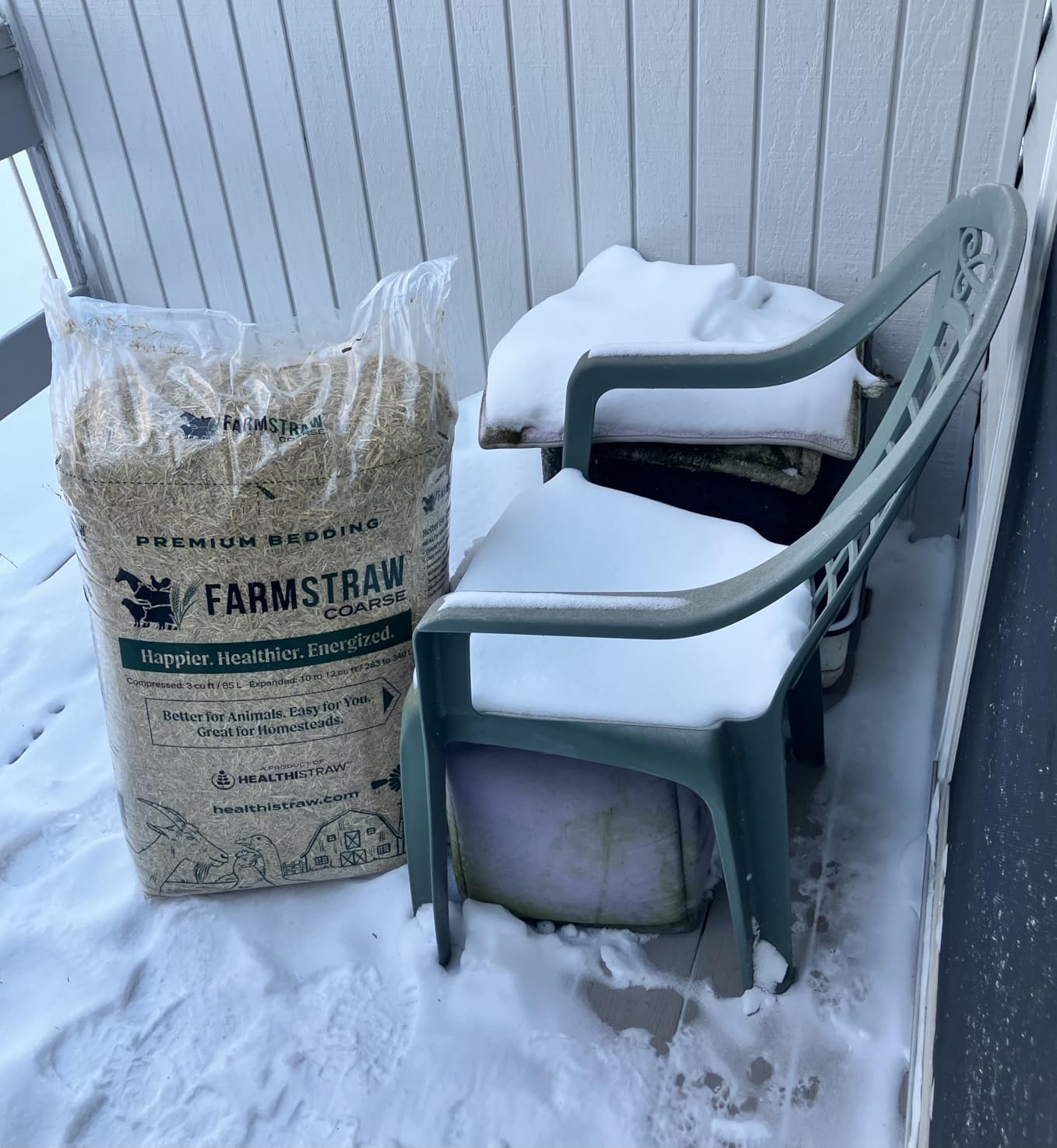 HealthiStraw FarmStraw Coarse Cut 3 cu ft (25lb) Expands up to 10+ cu ft - All-Natural, Wheat Straw Chicken Bedding for Clean, Dry, Odor-Free Coops, Dust-Free, Insulative, Absorbent - Sustainable customer photo 1