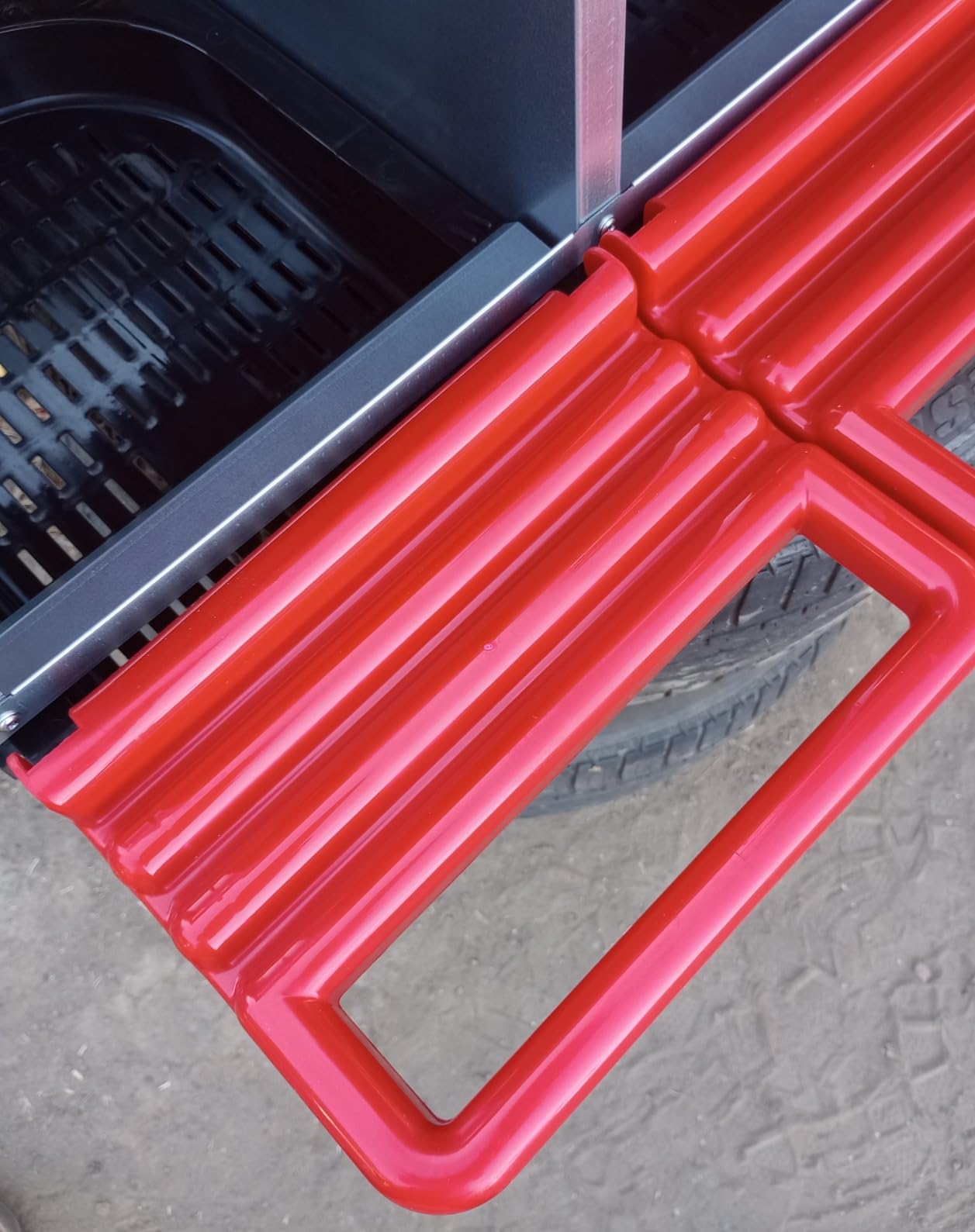 Chicken Nesting Boxes, Metal Roll Away Nest Box for Chickens Laying Egg with Lid Cover to Protect Eggs (6 Holes Orange) customer photo 1