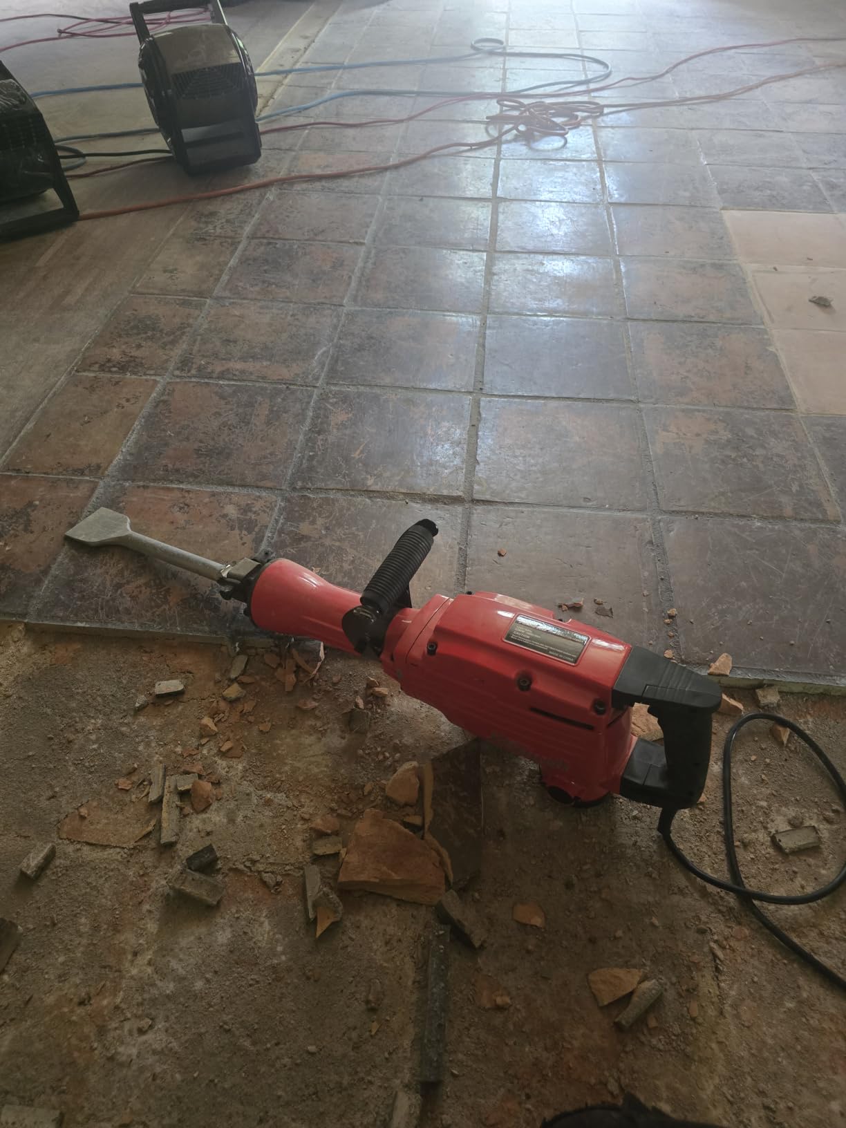 XtremepowerUS 2200W Demolition Jack Hammer Flat Chisel Bull Point Chisel Bits Demo Chipping Hammer Concrete Pavement Breaker DIY Construction Concrete Floor Breaker Punch Drill customer photo 1
