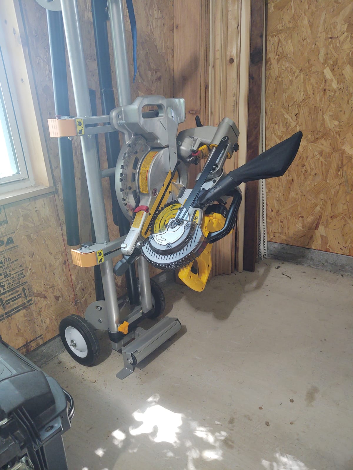 DEWALT 20V MAX 7-1/4-Inch Miter Saw, Tool Only, Cordless (DCS361B) customer photo 1