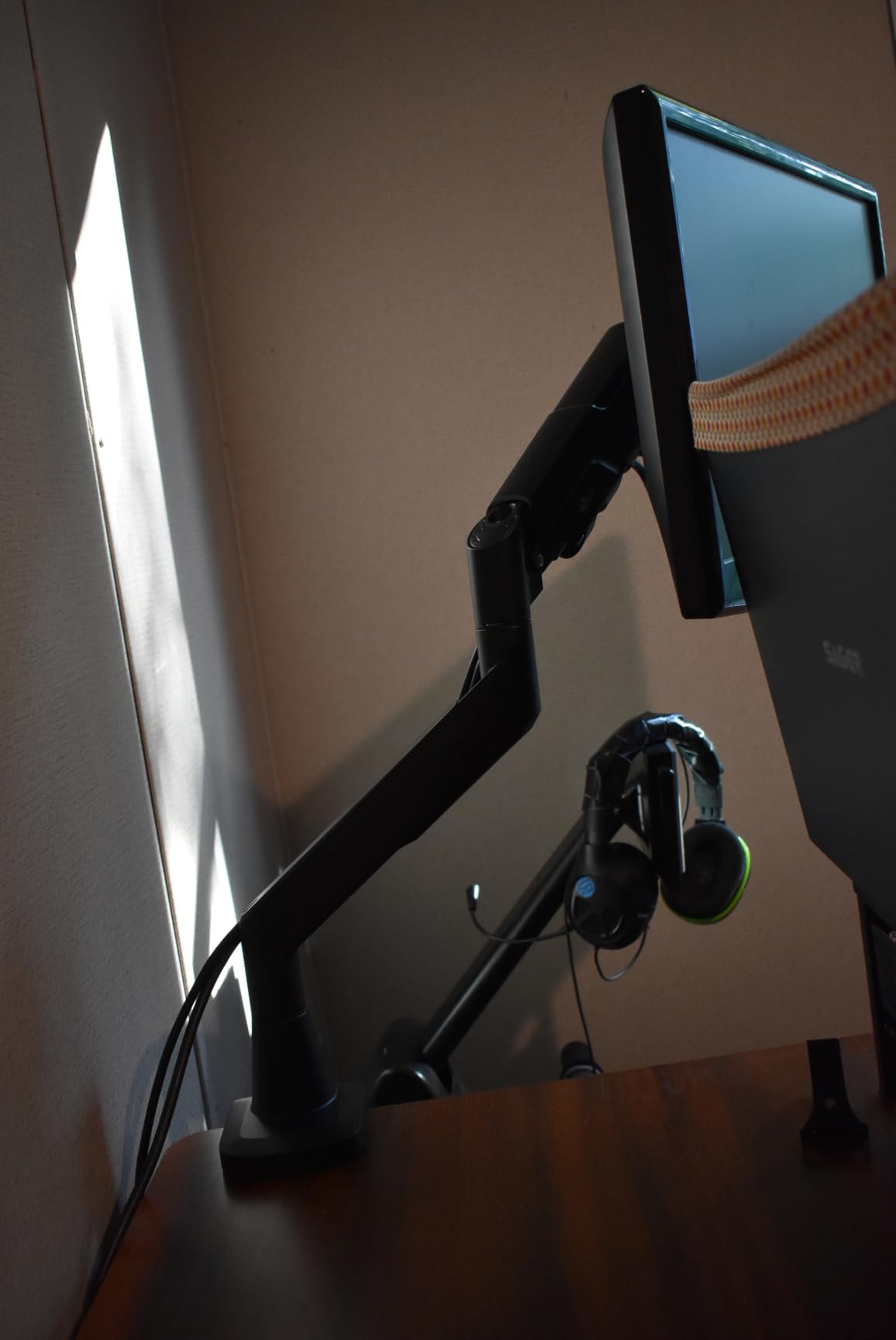WALI Heavy Duty Monitor Arm for 13-49 inch 1000R Curved Screen, up to 44lbs customer photo 1