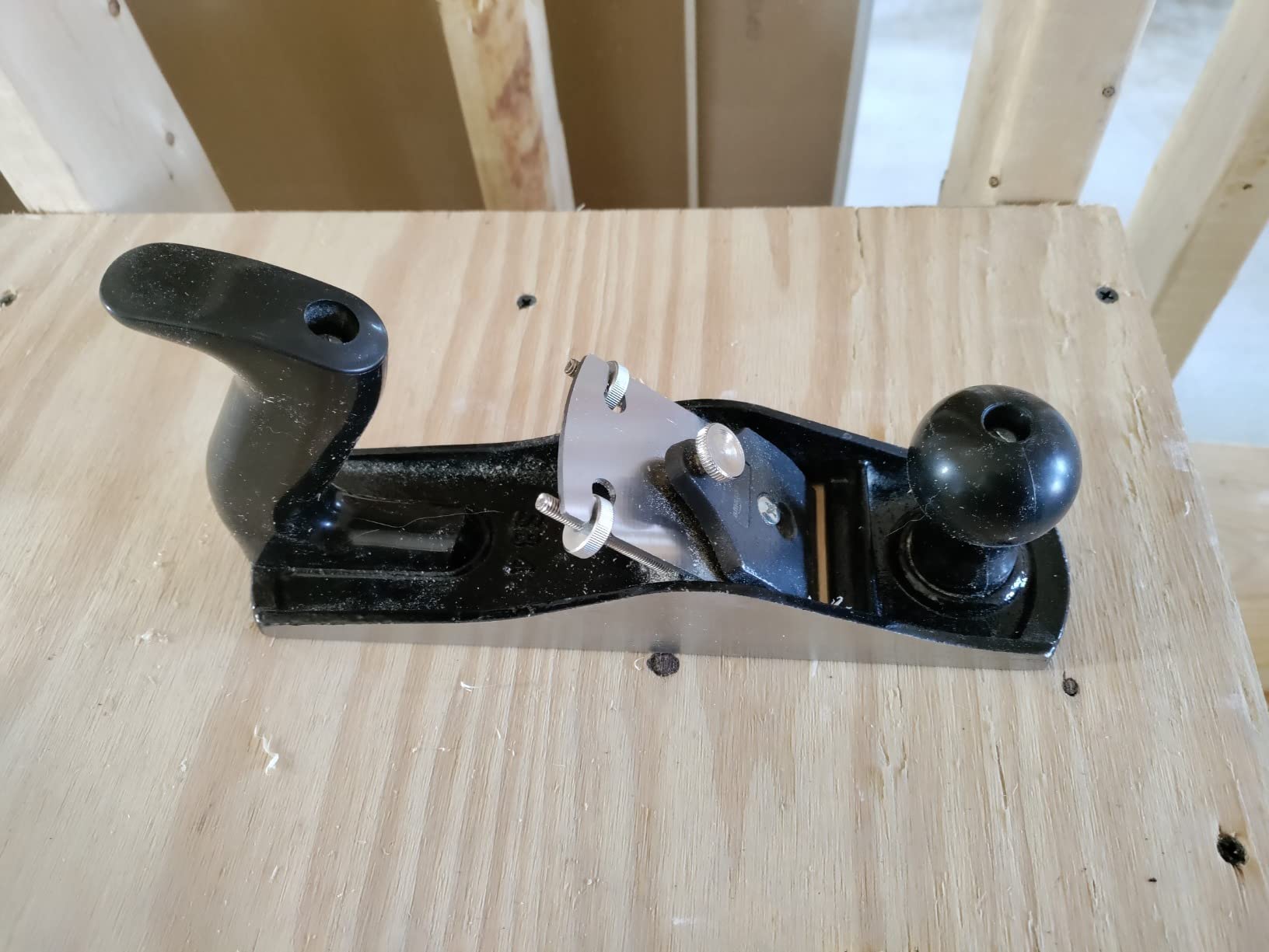 Amazon Basics Woodworking Hand Planer - No.4 Adjustable Bench Plane with 2-Inch Steel Blade for Quality Wood Smoothing Cuts, Grey/Black customer photo 2