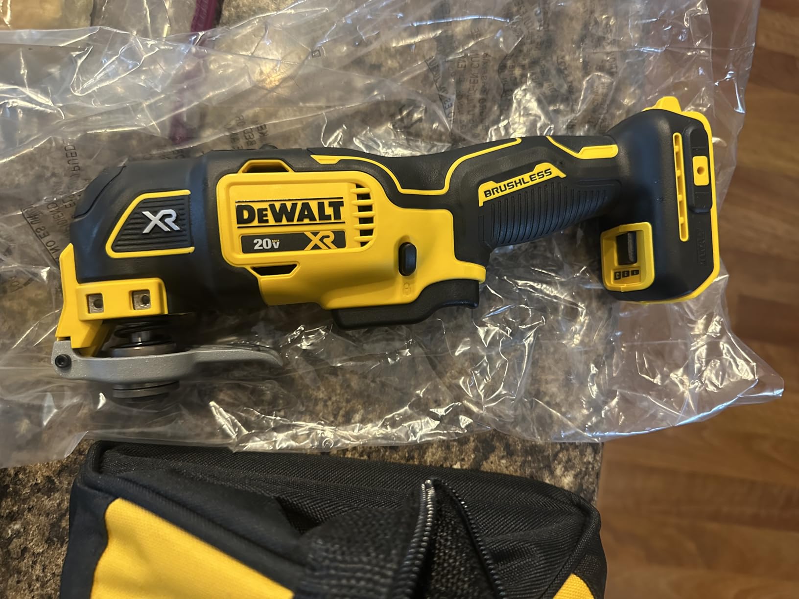 DEWALT 20V MAX XR Oscillating Tool Kit with Blades, 3 Speed Cordless Brushless Multitool, Up to 20,000 OPM, LED Light, Battery and Charger Included (DCS356C1) customer photo 1