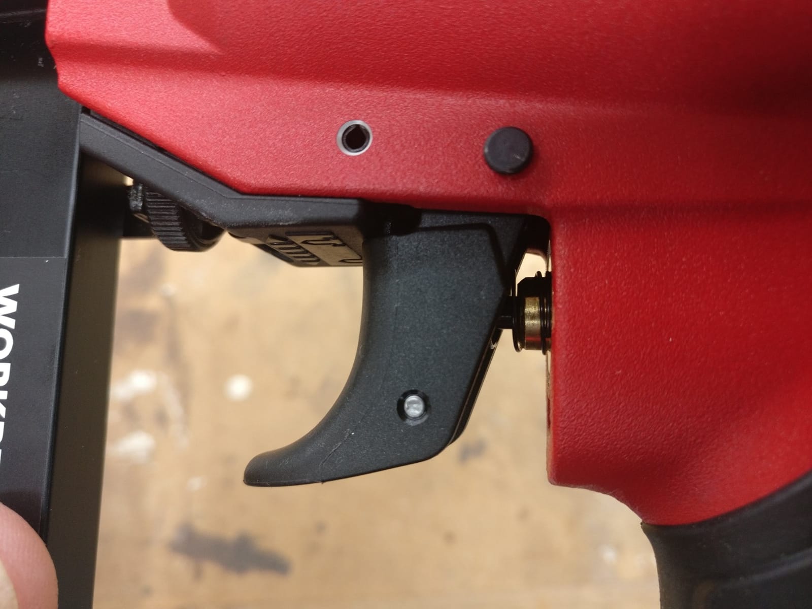 WORKPRO 2-in-1 Pneumatic Brad Nailer/Staple Gun, 18 GA customer photo 1