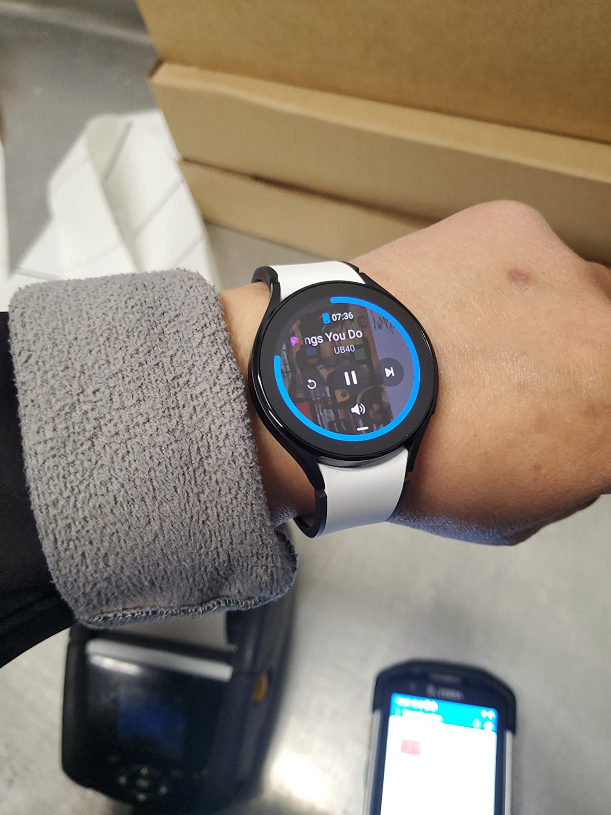 SAMSUNG Galaxy Watch 5 Golf Edition, 40mm Bluetooth Smartwatch w/ Body, Health, Fitness and Sleep Tracker, Improved Battery, Enhanced GPS Tracking, US Version, Gray Bezel w/Two-Tone Band customer photo 2
