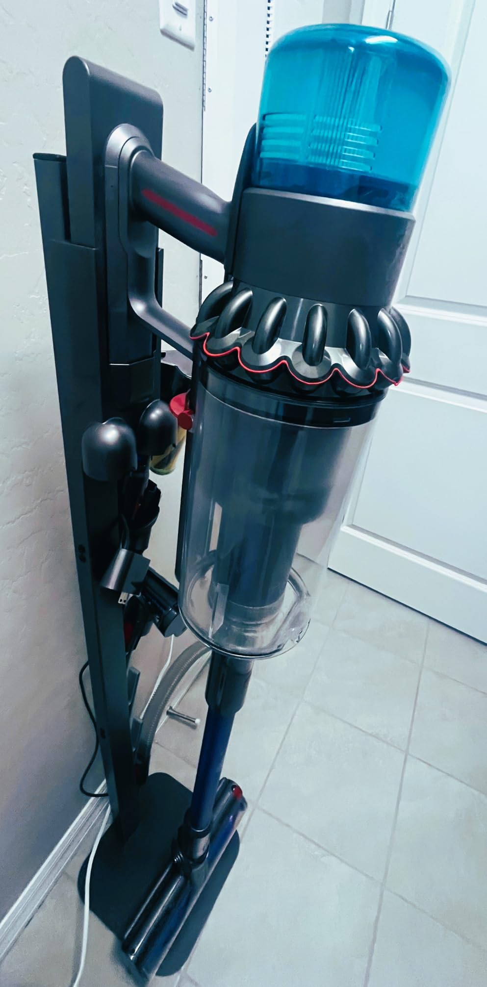 Dyson Gen5outsize Cordless Vacuum, 250AW, 3 Power Modes, Up to 140 Minutes,² XL bin, Illumination Reveals dust, HEPA Filtration, All Floor Types customer photo 1