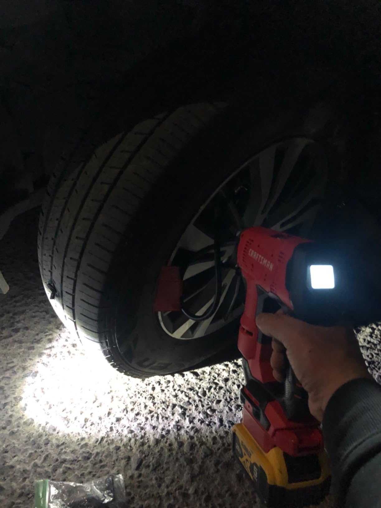 CRAFTSMAN V20 Air Compressor Portable, Cordless Tire Inflator, Up To 150 PSI Tire Pump, with Digital Pressure Gauge, Tool Only (CMCE521B) customer photo 1