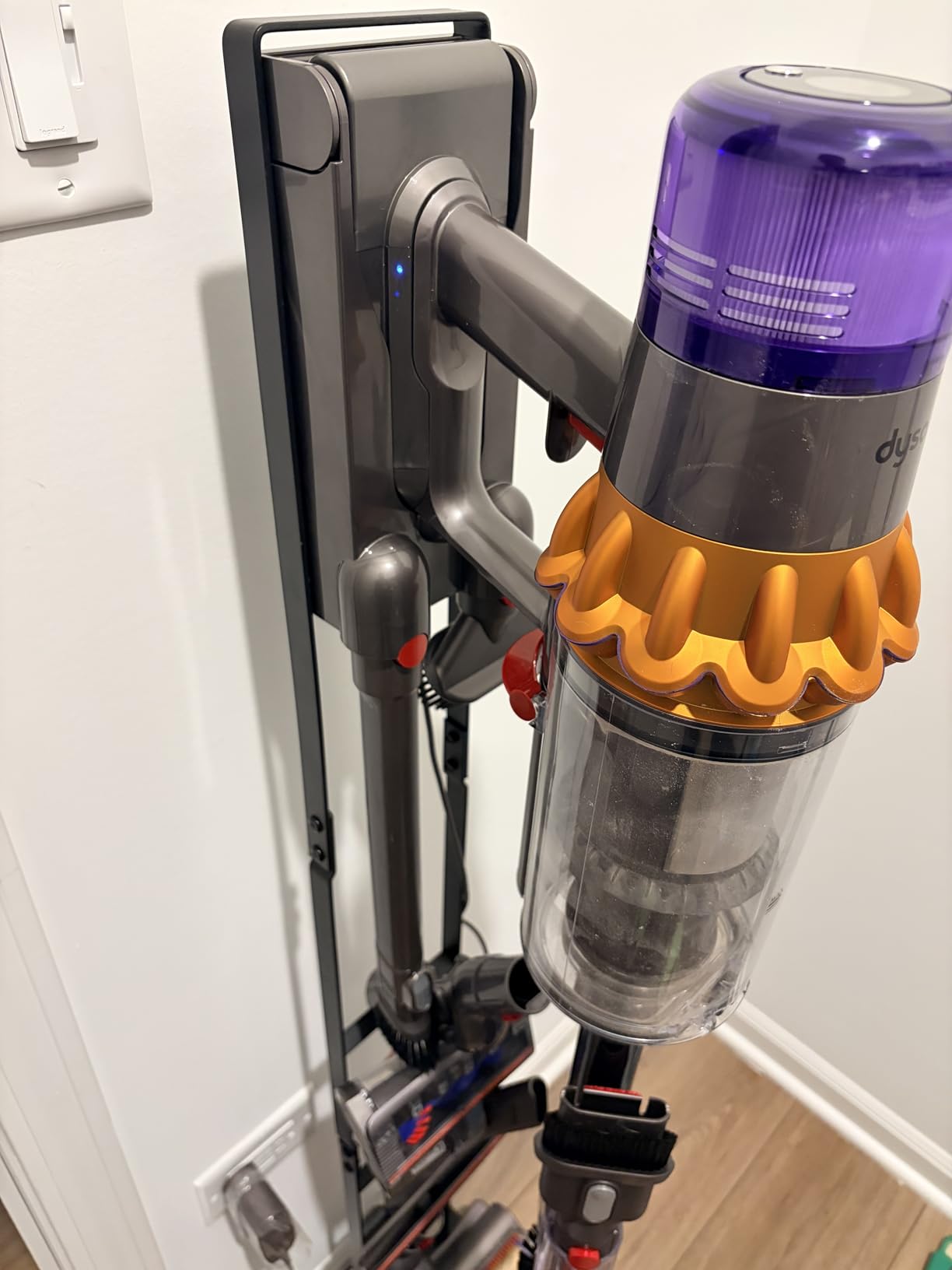 Dyson V15 Detect Plus Cordless Vacuum, Illumination Reveals dust, 240AW, 3 Power Modes, Up to 60 Minutes,² Deep Cleans Hard Floors and Carpets, Detangles pet Hair, Converts to Handheld customer photo 1