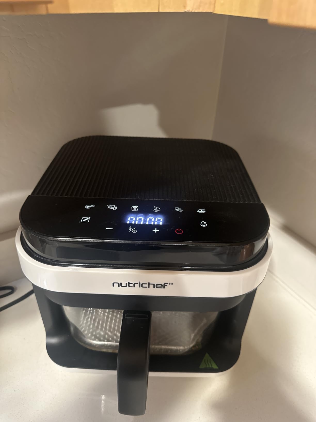 Nutrichef 5.8 Quart Air Fryer | 8-in-1 Preset Cook Modes| Transparent Fry Bowl for Best Cooking Results | Cook Shrimp, Steak, Fries, Wings, Chicken & More | Precise Temperature Control & Time | White customer photo 1