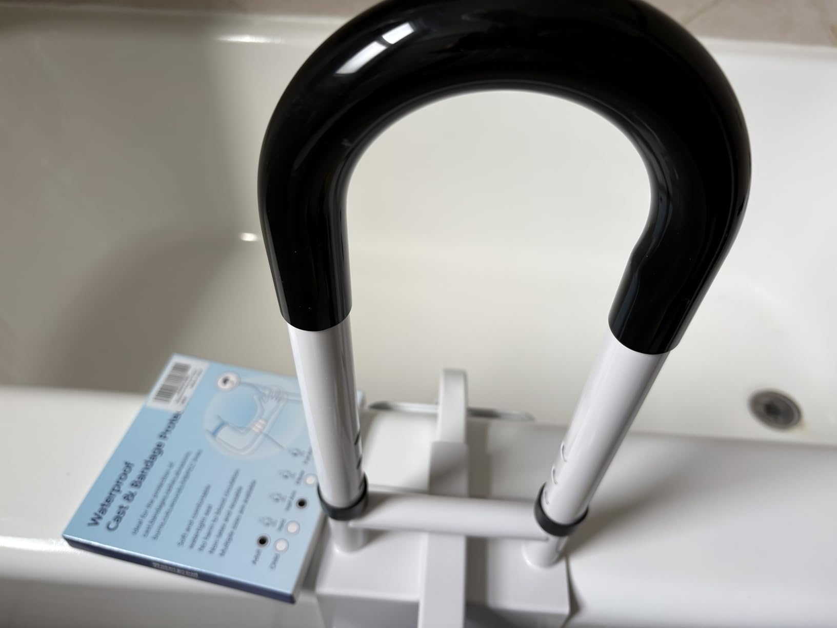 Adjustable Bathtub Safety Rail, Bathtub Handle Grab Bar with Non-Slip Grip for Seniors, Elderly, Fits 3.1 to 6.7 Inch Tub Walls, Supports 300 lbs customer photo 2