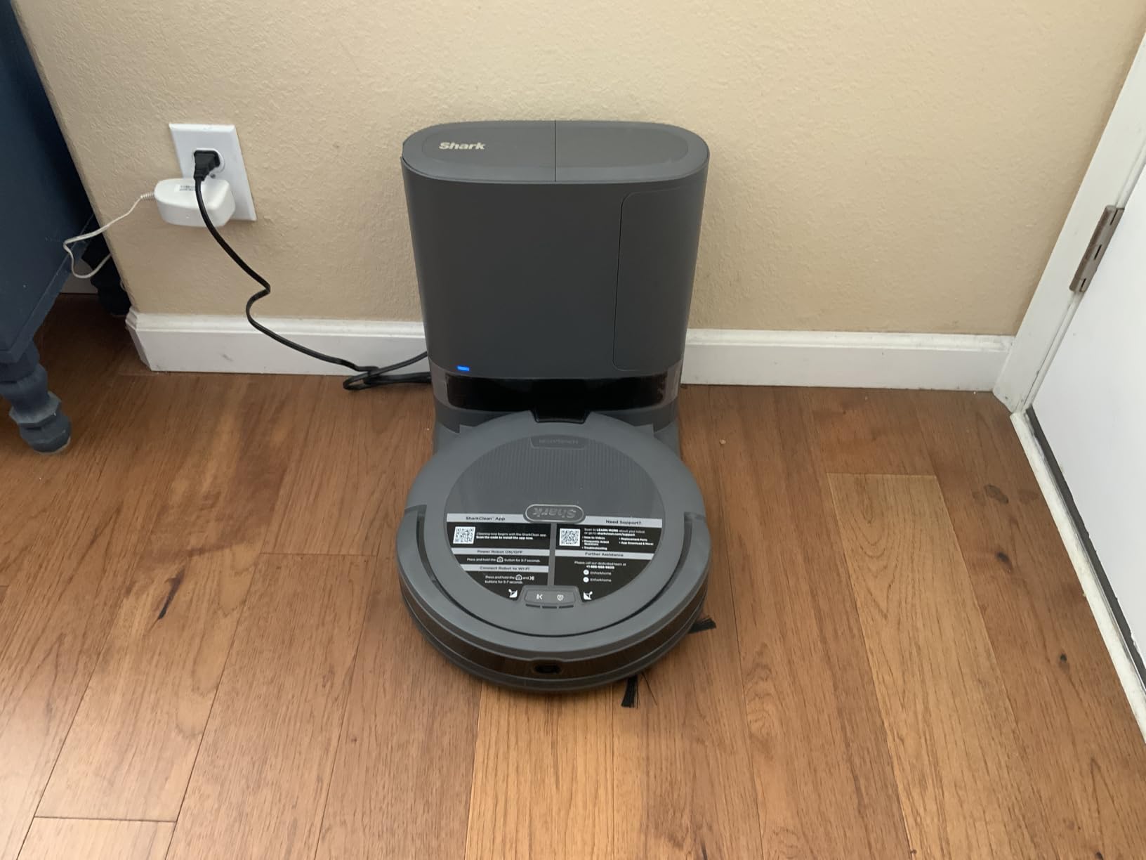 Shark Navigator Robot Vacuum + Self-Empty Base, White, AV2110S customer photo 1