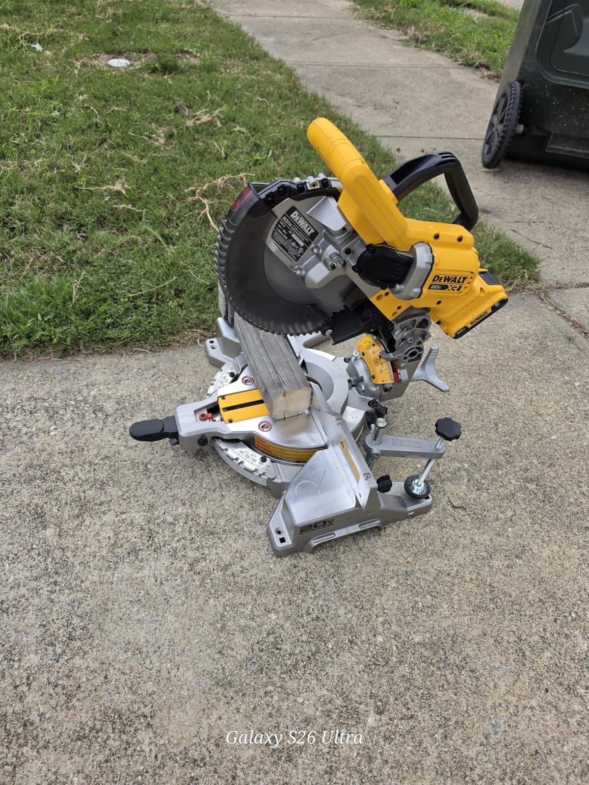 DEWALT 20V MAX XR 10 in. Double Bevel Fixed Miter Saw (Tool Only) (DCS714B) customer photo 2