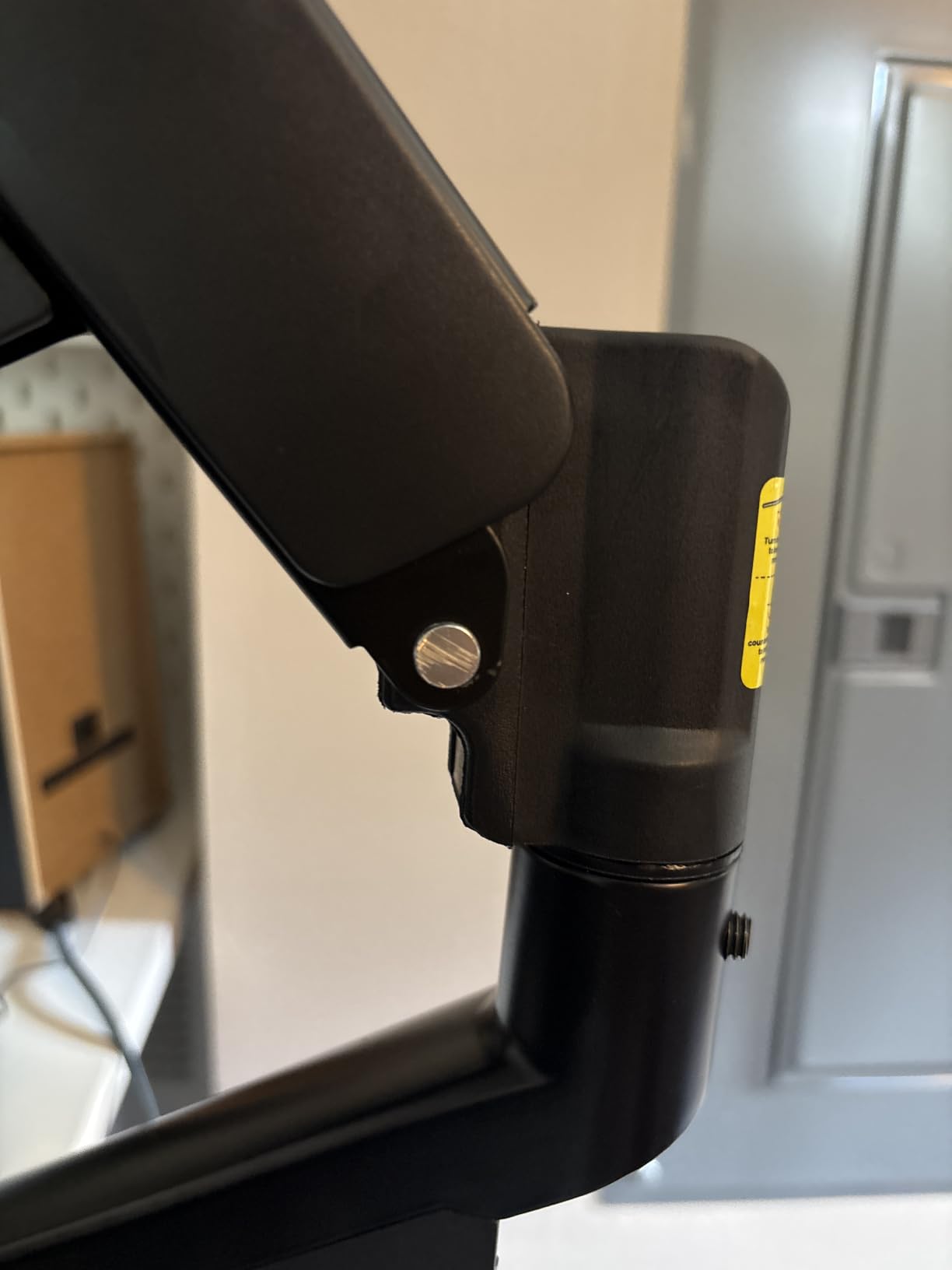 ErGear Heavy Duty Monitor Arm for 13-49″ Ultrawide Screens, 37.4 lbs Capacity, Full Motion Monitor Desk Mount, Rock-Solid Support, Dual C-Clamp & Grommet Mount, VESA 75x75/100x100mm customer photo 2