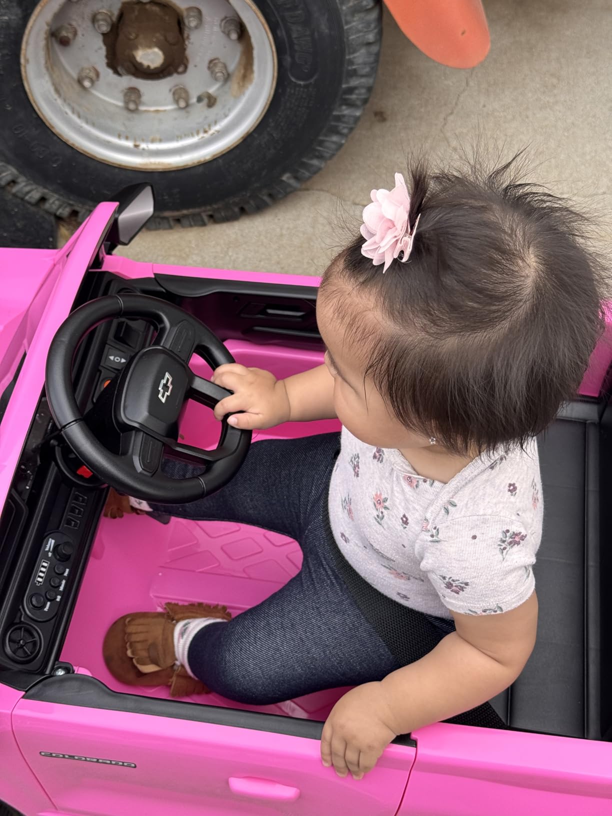 Winado 12V Licensed Chevrolet Colorado Electric Ride on Car for Kids, Pink customer photo 1